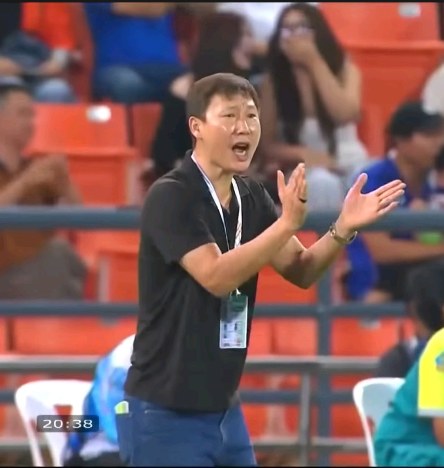 Lộ bí mật về chiếc nhẫn "phong thủy" của HLV Kim Sang-sik - Ảnh 2.