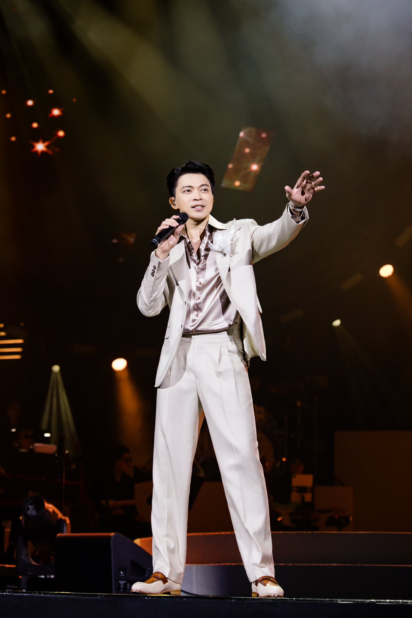 Ngại hộ nam ca sĩ b&aacute;n v&eacute; đắt ngang ngửa Mỹ T&acirc;m: L&agrave;m g&igrave; kh&oacute; coi vậy trời?- Ảnh 1.