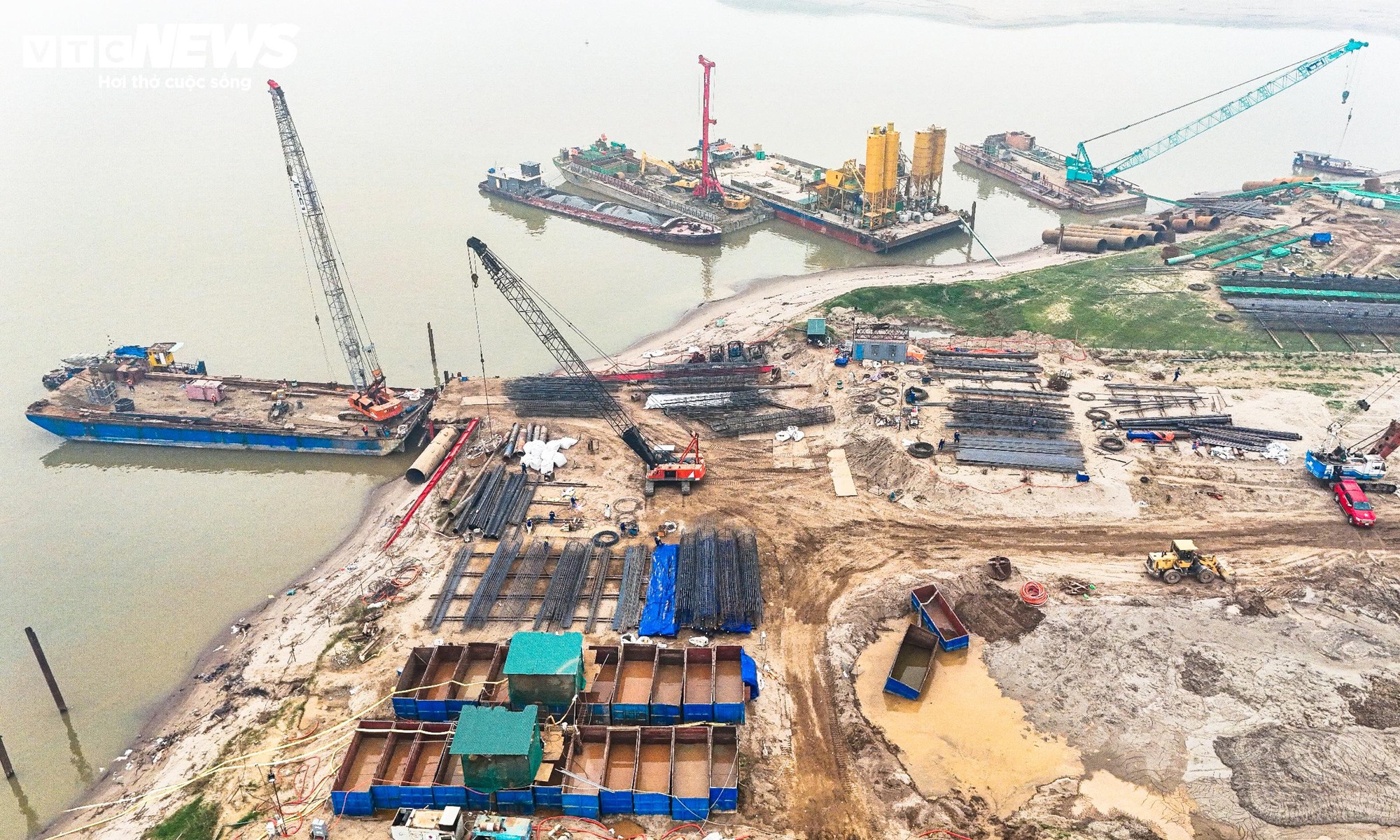 Cận cảnh công trường thi công cầu Hồng Hà gần 10 . 000 Tỷ đồng Tại sông Hồng - Ảnh 2.