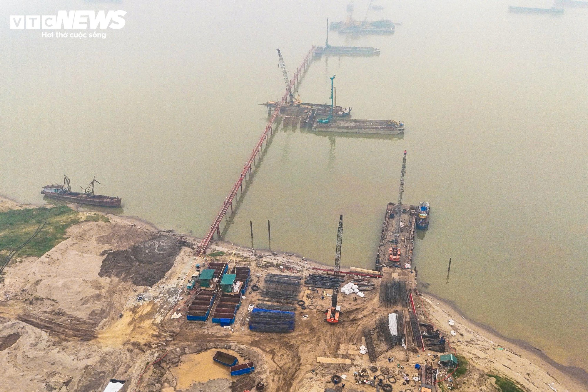 Cận cảnh công trường thi công cầu Hồng Hà gần 10 . 000 Tỷ đồng Tại sông Hồng - Ảnh 3.