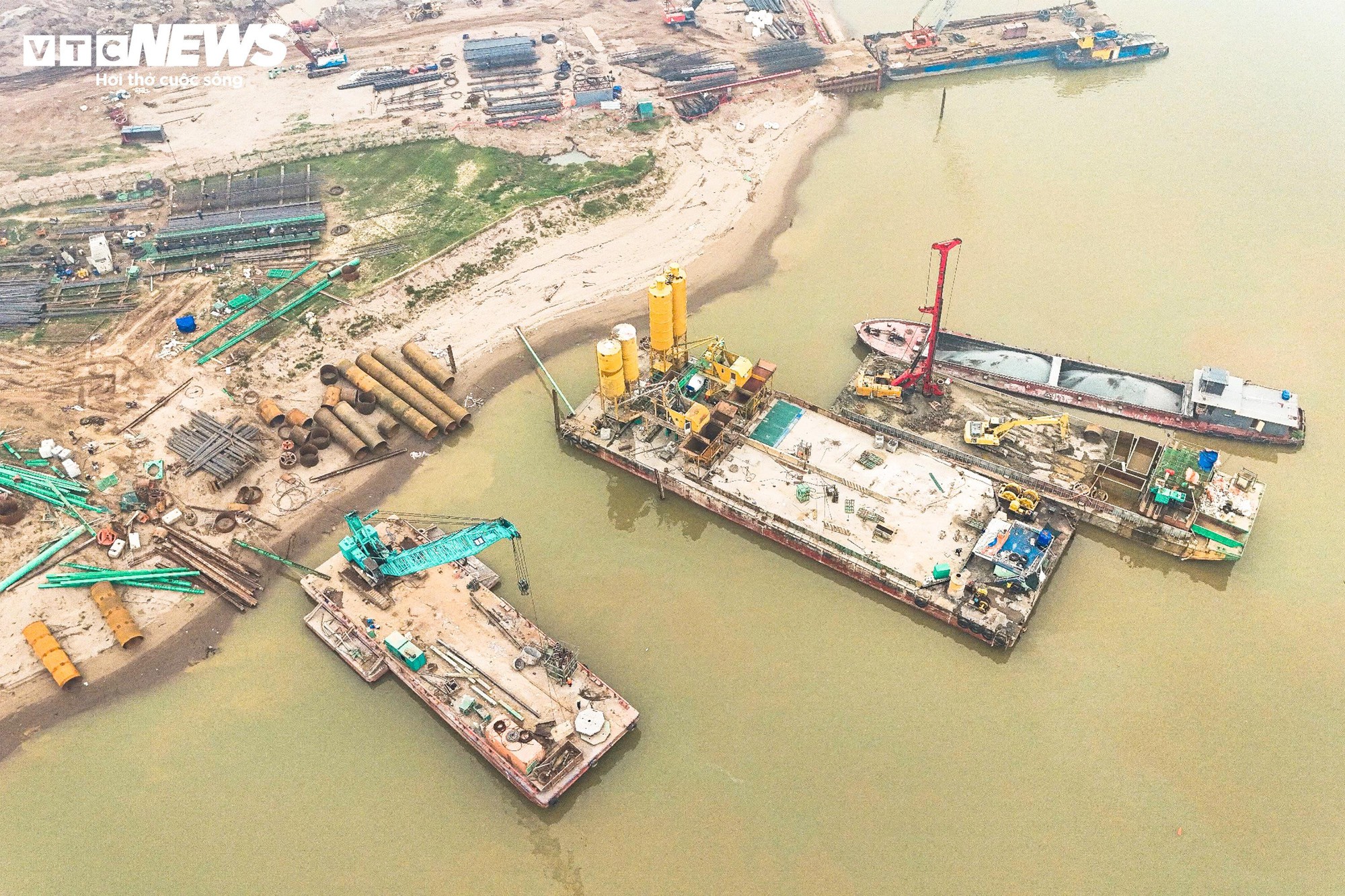 Cận cảnh công trường thi công cầu Hồng Hà gần 10 . 000 Tỷ đồng Tại sông Hồng - Ảnh 4.