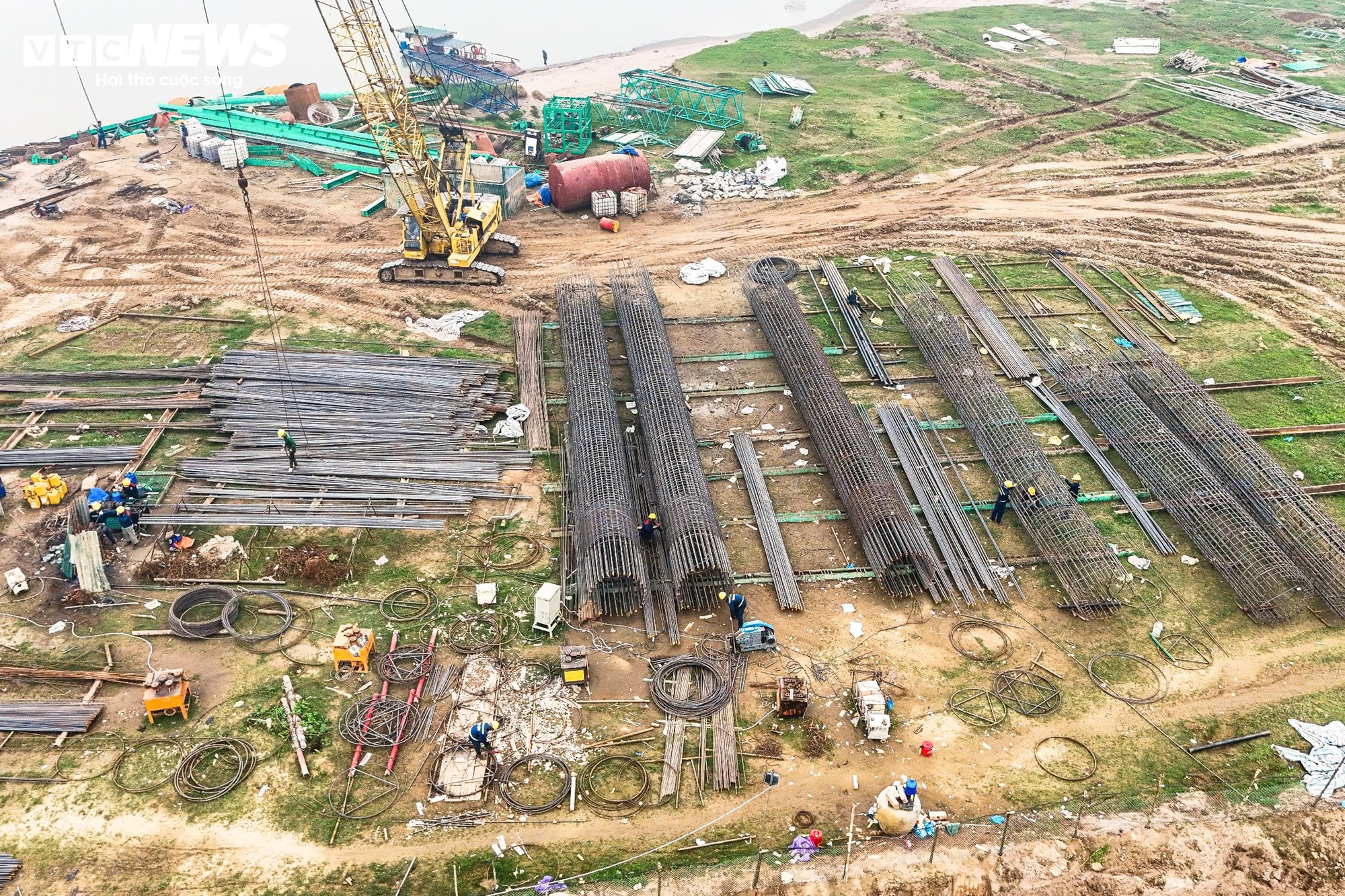 Cận cảnh công trường thi công cầu Hồng Hà gần 10 . 000 Tỷ đồng Tại sông Hồng - Ảnh 5.