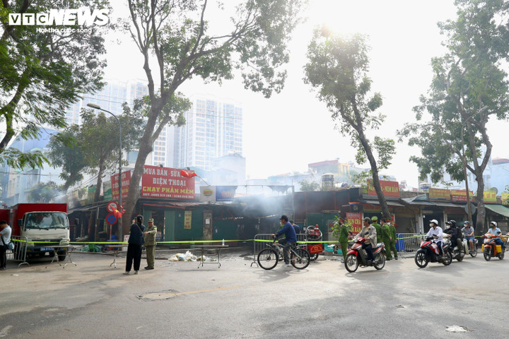 Thiệt hại sau hỏa hoạn tại chợ Xanh Định Công khiến tiểu thương trắng tay - Ảnh 1.