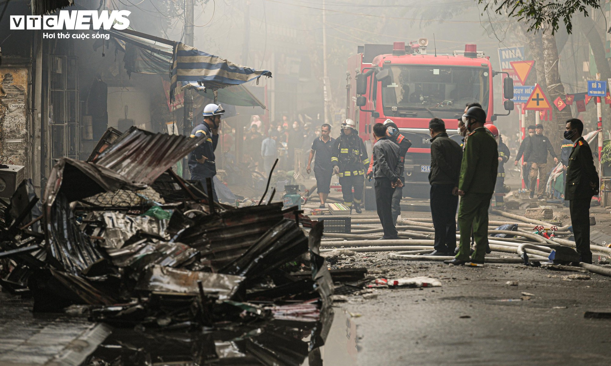 Tiểu thương kh&oacute;c nức nở sau vụ ch&aacute;y chợ Xanh Định C&ocirc;ng ở H&agrave; Nội - Ảnh 1.