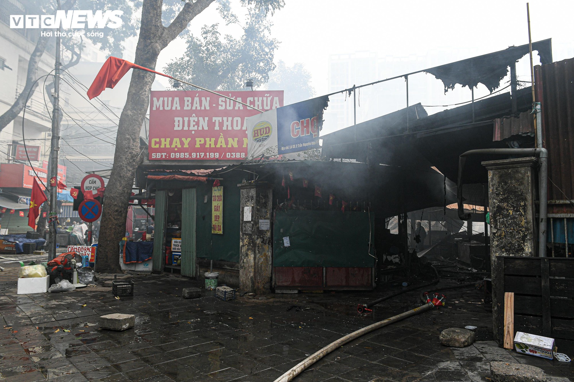 Tiểu thương kh&oacute;c nức nở sau vụ ch&aacute;y chợ Xanh Định C&ocirc;ng ở H&agrave; Nội - Ảnh 16.