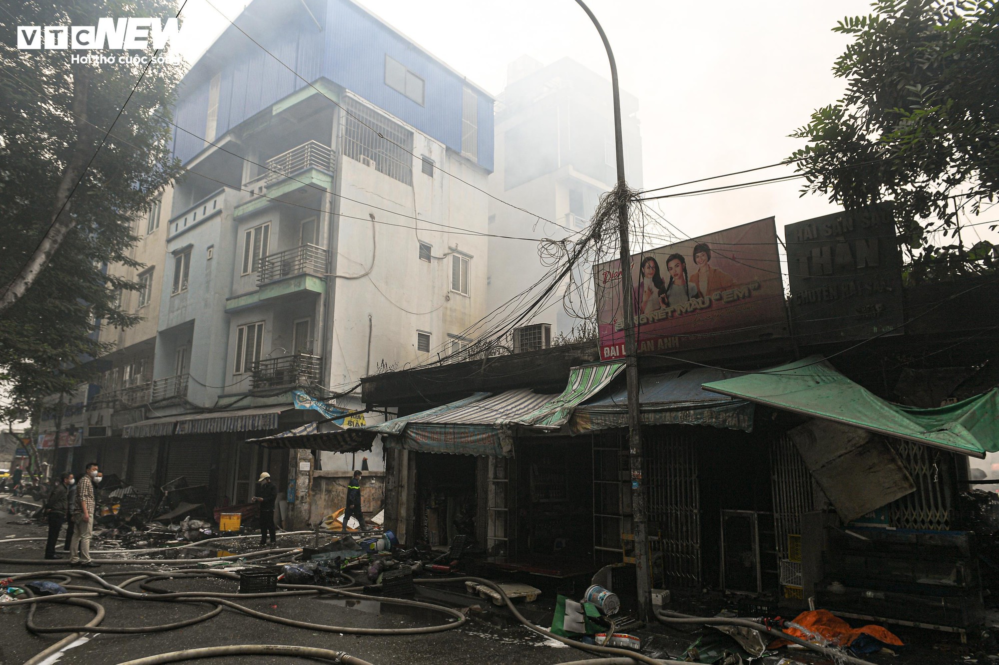 Tiểu thương kh&oacute;c nức nở sau vụ ch&aacute;y chợ Xanh Định C&ocirc;ng ở H&agrave; Nội - Ảnh 17.