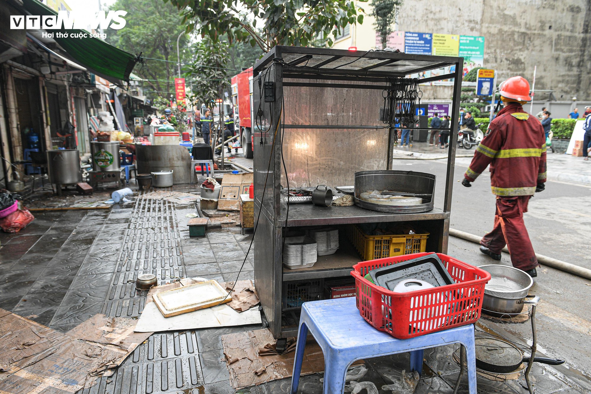 Tiểu thương kh&oacute;c nức nở sau vụ ch&aacute;y chợ Xanh Định C&ocirc;ng ở H&agrave; Nội - Ảnh 5.