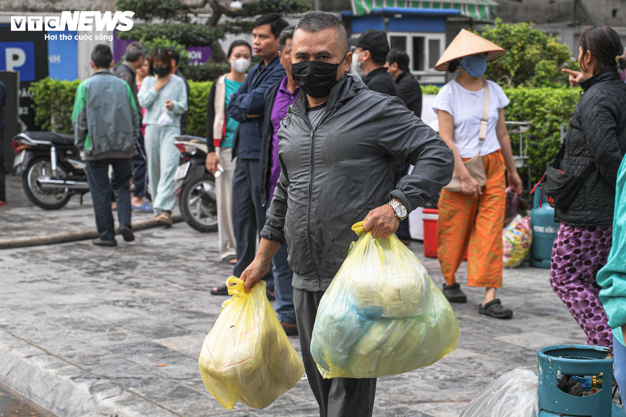 Tiểu thương kh&oacute;c nức nở sau vụ ch&aacute;y chợ Xanh Định C&ocirc;ng ở H&agrave; Nội - Ảnh 8.