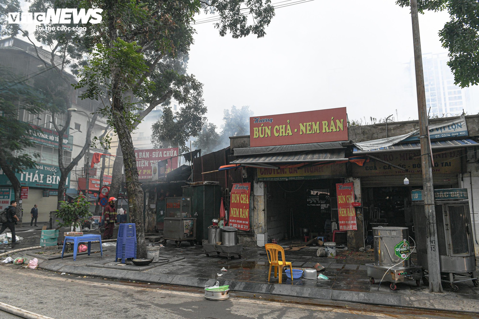 Tiểu thương kh&oacute;c nức nở sau vụ ch&aacute;y chợ Xanh Định C&ocirc;ng ở H&agrave; Nội - Ảnh 2.