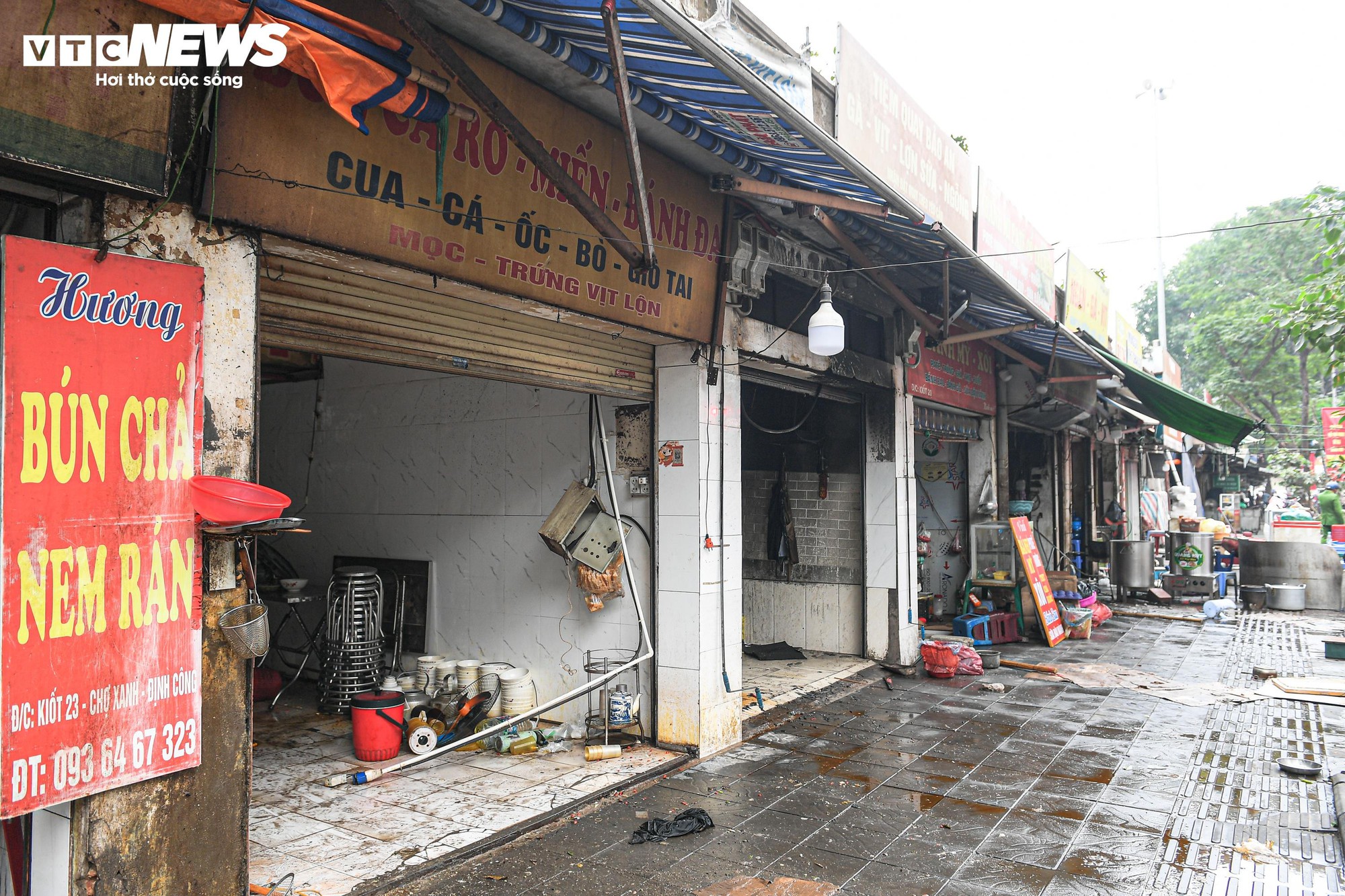 Tiểu thương kh&oacute;c nức nở sau vụ ch&aacute;y chợ Xanh Định C&ocirc;ng ở H&agrave; Nội - Ảnh 3.