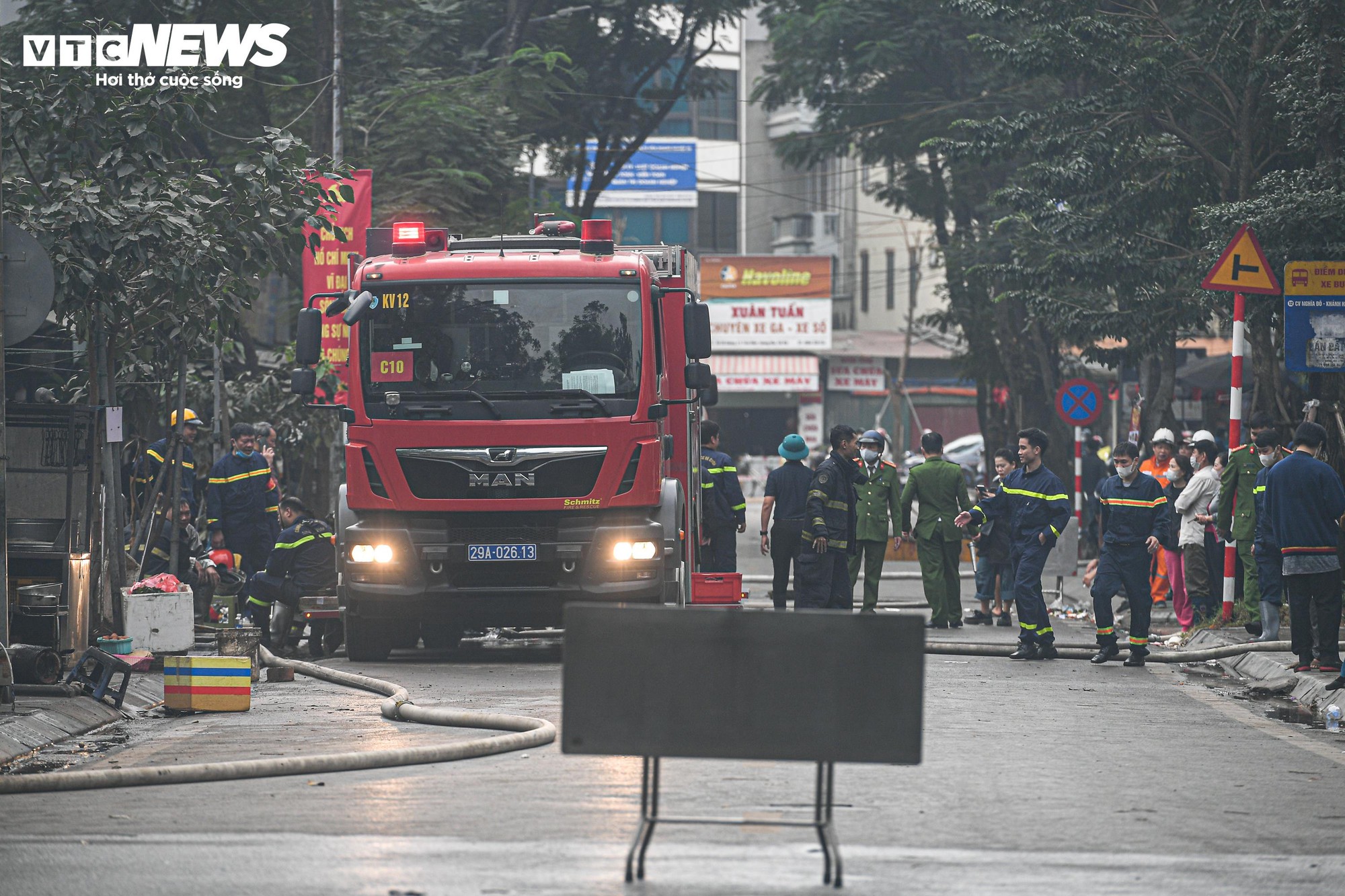 Tiểu thương kh&oacute;c nức nở sau vụ ch&aacute;y chợ Xanh Định C&ocirc;ng ở H&agrave; Nội - Ảnh 4.