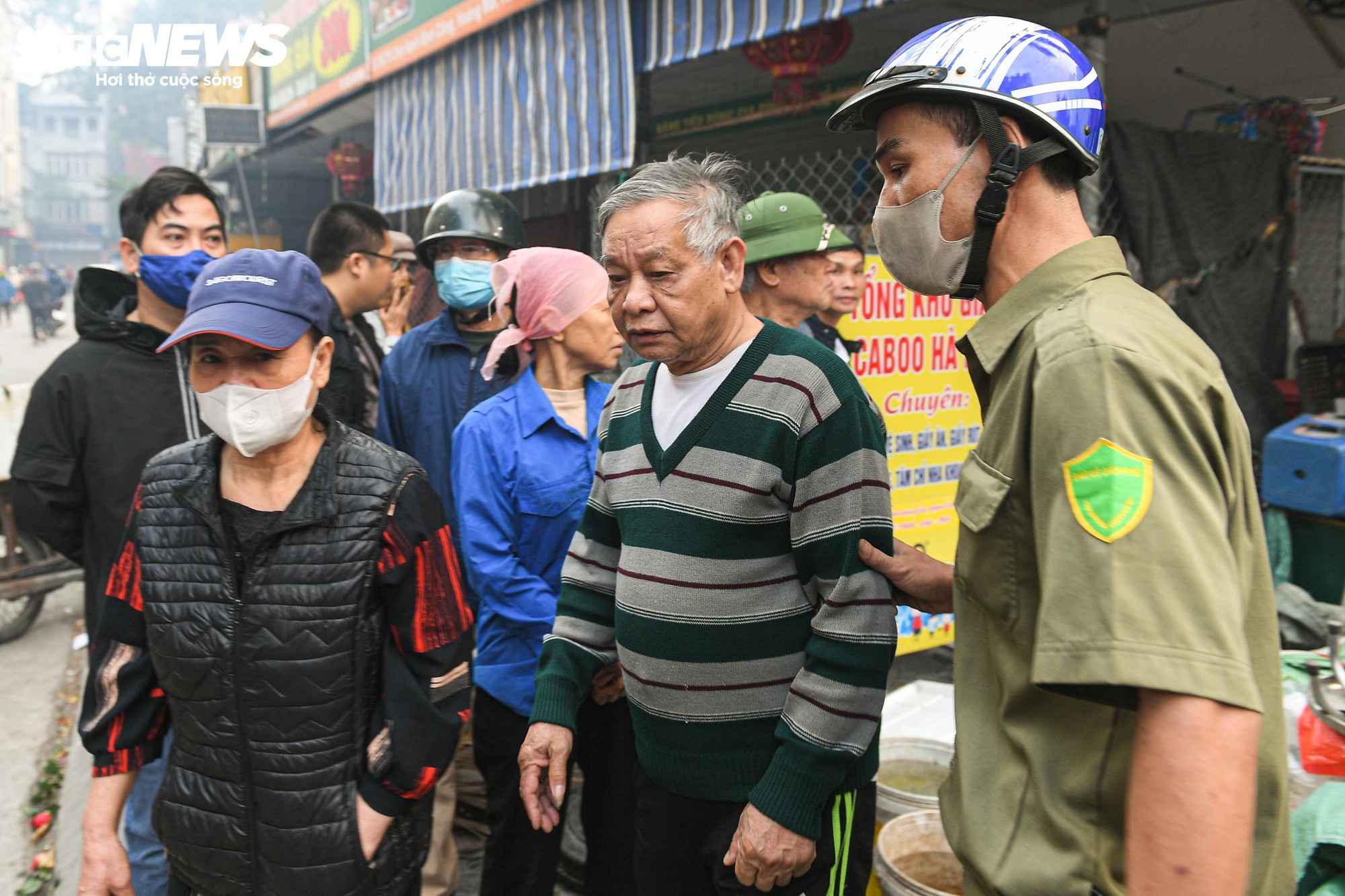 Tiểu thương kh&oacute;c nức nở sau vụ ch&aacute;y chợ Xanh Định C&ocirc;ng ở H&agrave; Nội - Ảnh 6.