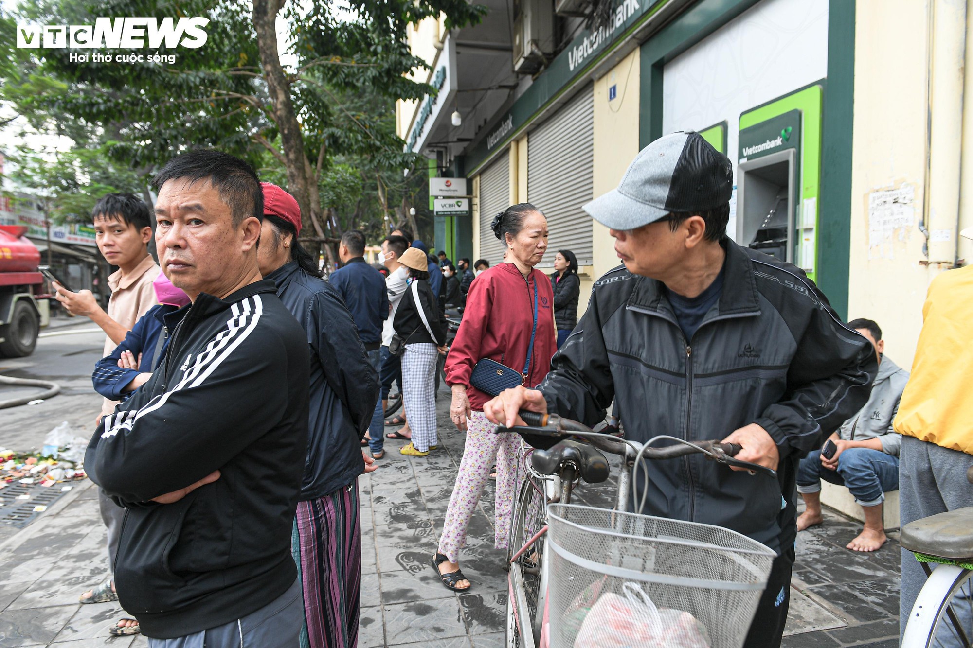 Tiểu thương kh&oacute;c nức nở sau vụ ch&aacute;y chợ Xanh Định C&ocirc;ng ở H&agrave; Nội - Ảnh 12.