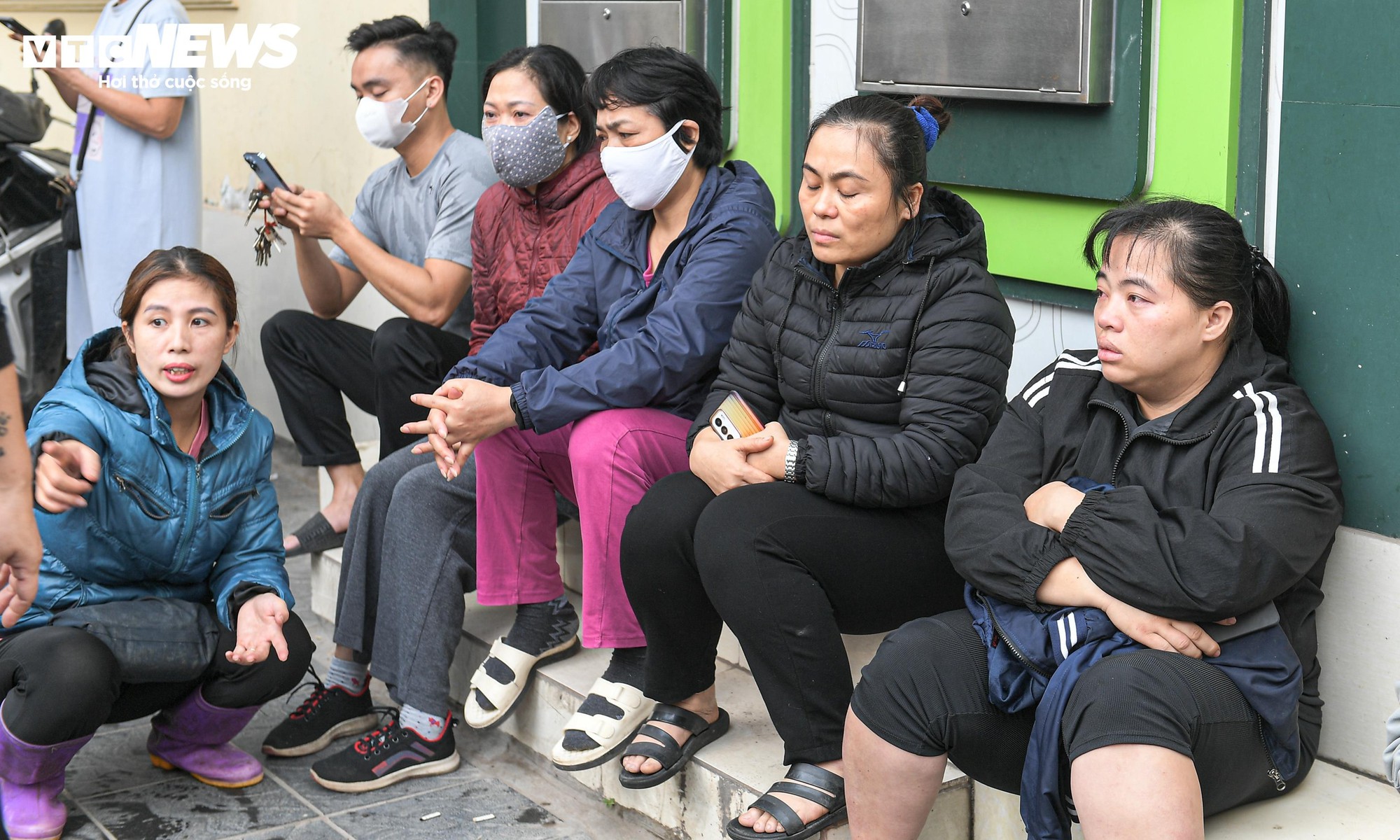 Tiểu thương kh&oacute;c nức nở sau vụ ch&aacute;y chợ Xanh Định C&ocirc;ng ở H&agrave; Nội - Ảnh 9.