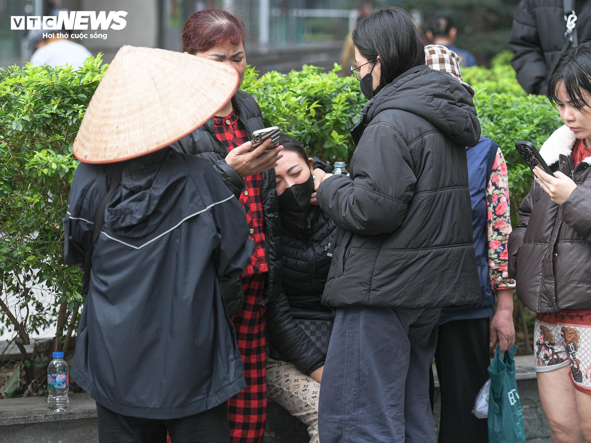 Tiểu thương kh&oacute;c nức nở sau vụ ch&aacute;y chợ Xanh Định C&ocirc;ng ở H&agrave; Nội - Ảnh 10.