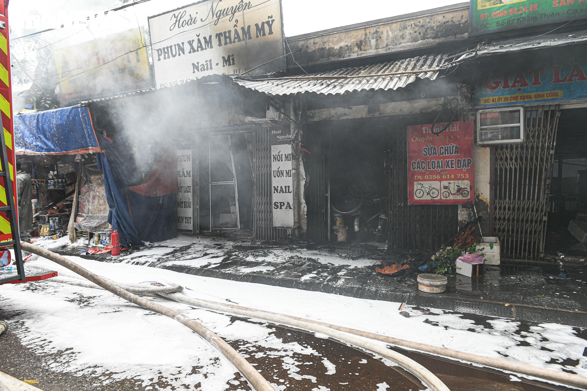 Tiểu thương kh&oacute;c nức nở sau vụ ch&aacute;y chợ Xanh Định C&ocirc;ng ở H&agrave; Nội - Ảnh 14.