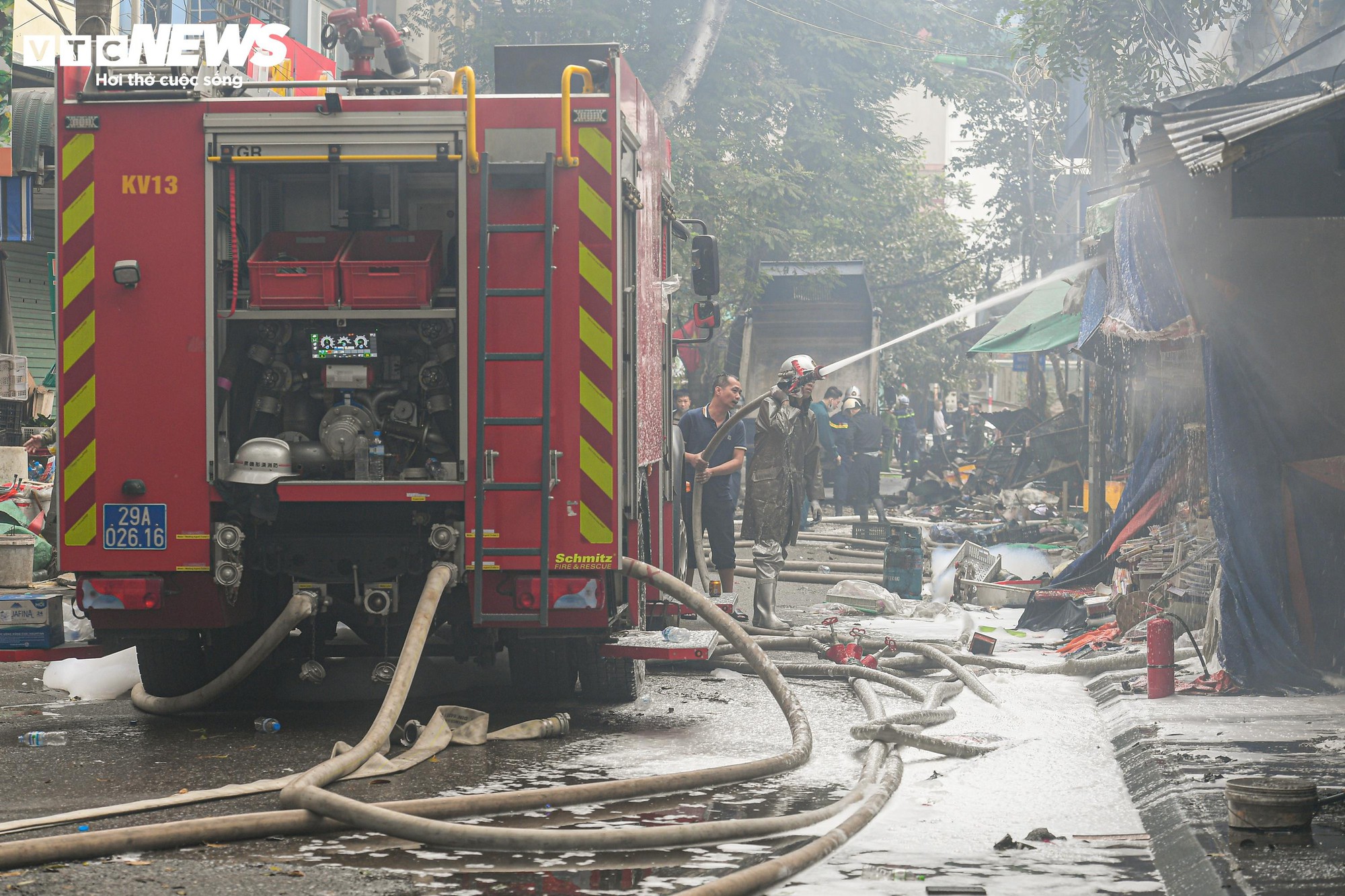 Tiểu thương kh&oacute;c nức nở sau vụ ch&aacute;y chợ Xanh Định C&ocirc;ng ở H&agrave; Nội - Ảnh 15.