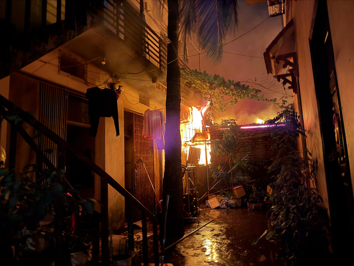 Cháy chợ Xanh ở Hà Nội khiến nhiều hộ dân phải sơ tán trong đêm - Ảnh 1.