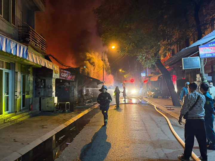 Cháy chợ Xanh ở Hà Nội khiến nhiều hộ dân phải sơ tán trong đêm - Ảnh 2.