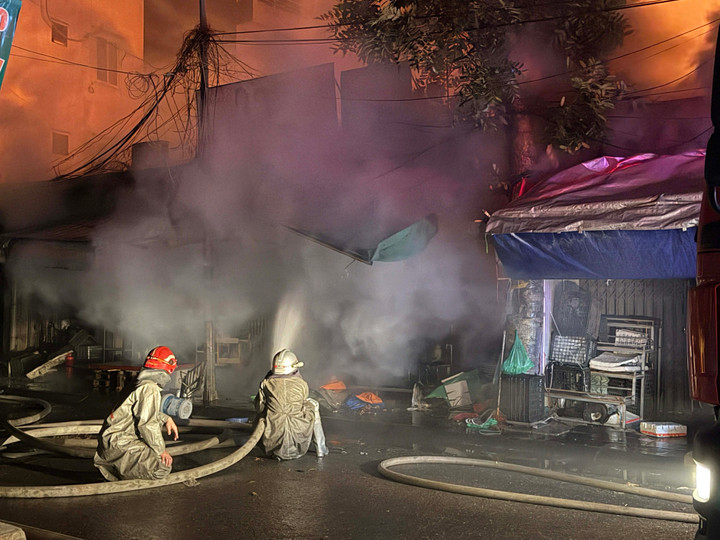 Cháy chợ Xanh ở Hà Nội khiến nhiều hộ dân phải sơ tán trong đêm - Ảnh 3.