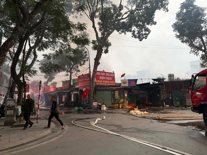 Cháy chợ Xanh ở Hà Nội khiến nhiều hộ dân phải sơ tán trong đêm - Ảnh 4.