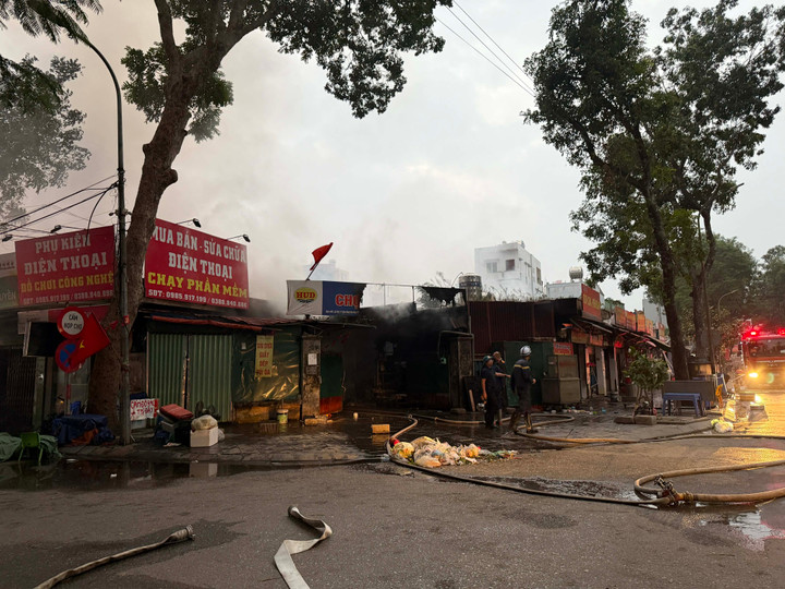 Cháy chợ Xanh ở Hà Nội khiến nhiều hộ dân phải sơ tán trong đêm - Ảnh 5.