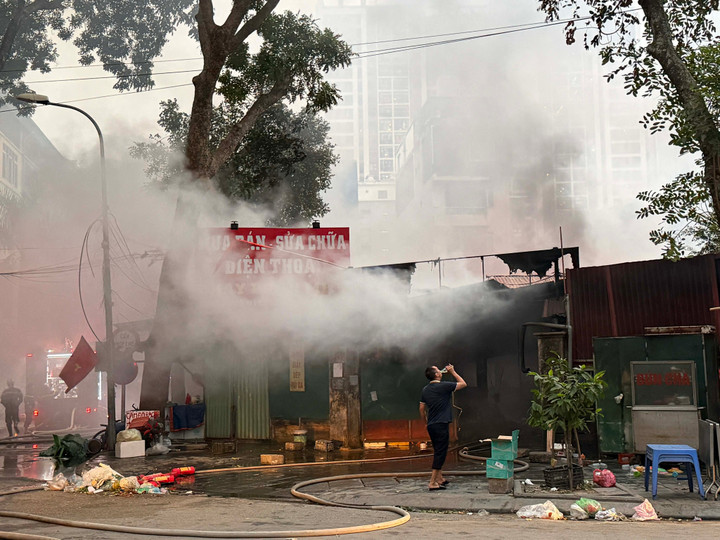 Cháy chợ Xanh ở Hà Nội khiến nhiều hộ dân phải sơ tán trong đêm - Ảnh 6.