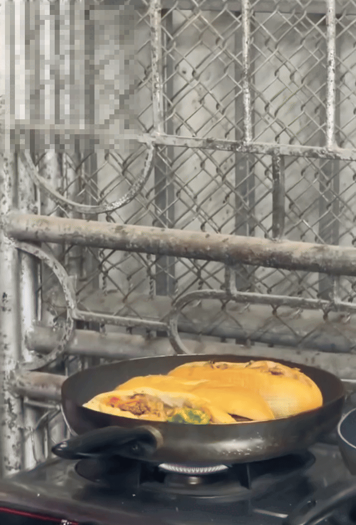 X&ocirc;n xao clip nh&acirc;n vi&ecirc;n lấy đồ ăn trong miệng bỏ v&agrave;o b&aacute;nh m&igrave; của kh&aacute;ch T&acirc;y ở Ninh B&igrave;nh: Ph&iacute;a qu&aacute;n giải th&iacute;c - Ảnh 1.