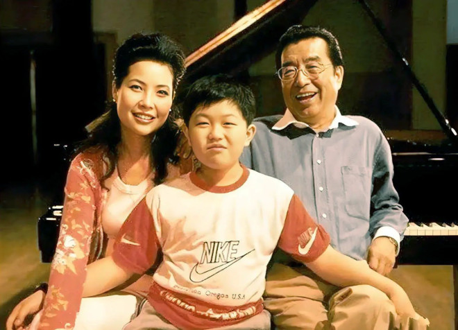 Chua ch&aacute;t cảnh nghệ sĩ U90 vẫn vất vả ngược xu&ocirc;i, ngồi xe lăn đi h&aacute;t để chu cấp cho &ldquo;nghịch tử&rdquo; ở t&ugrave;- Ảnh 3.