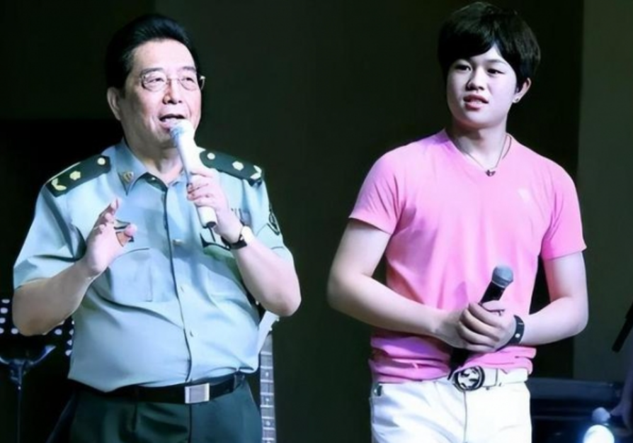 Chua ch&aacute;t cảnh nghệ sĩ U90 vẫn vất vả ngược xu&ocirc;i, ngồi xe lăn đi h&aacute;t để chu cấp cho &ldquo;nghịch tử&rdquo; ở t&ugrave;- Ảnh 4.