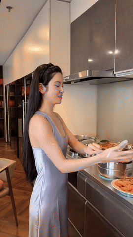 Chiếc váy "phản chủ" khiến vợ Quang Hải lộ khuyết điểm vóc dáng, nghi vấn mang bầu lần 2 càng lan rộng - Ảnh 2.