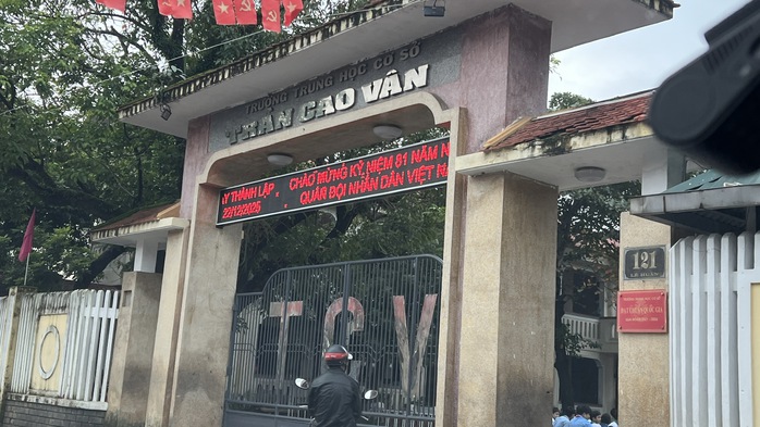 Nh&oacute;m học sinh đ&aacute;nh người v&ocirc; gia cư ở Huế g&acirc;y x&ocirc;n xao dư luận - Ảnh 2.