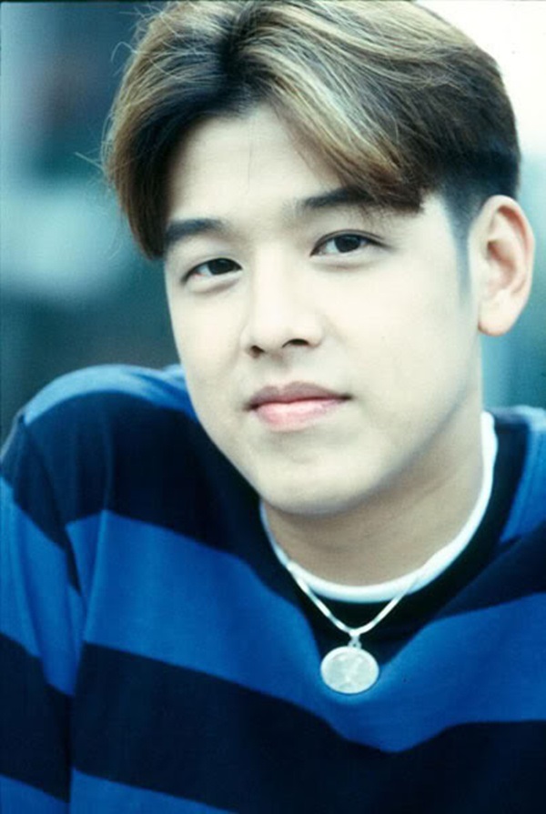 Ho&agrave;ng tử đ&aacute;nh vợ lần đầu c&ocirc;ng khai diện mạo b&agrave; x&atilde; k&eacute;m 19 tuổi tr&ecirc;n truyền h&igrave;nh sau 5 năm giấu k&iacute;n- Ảnh 2.