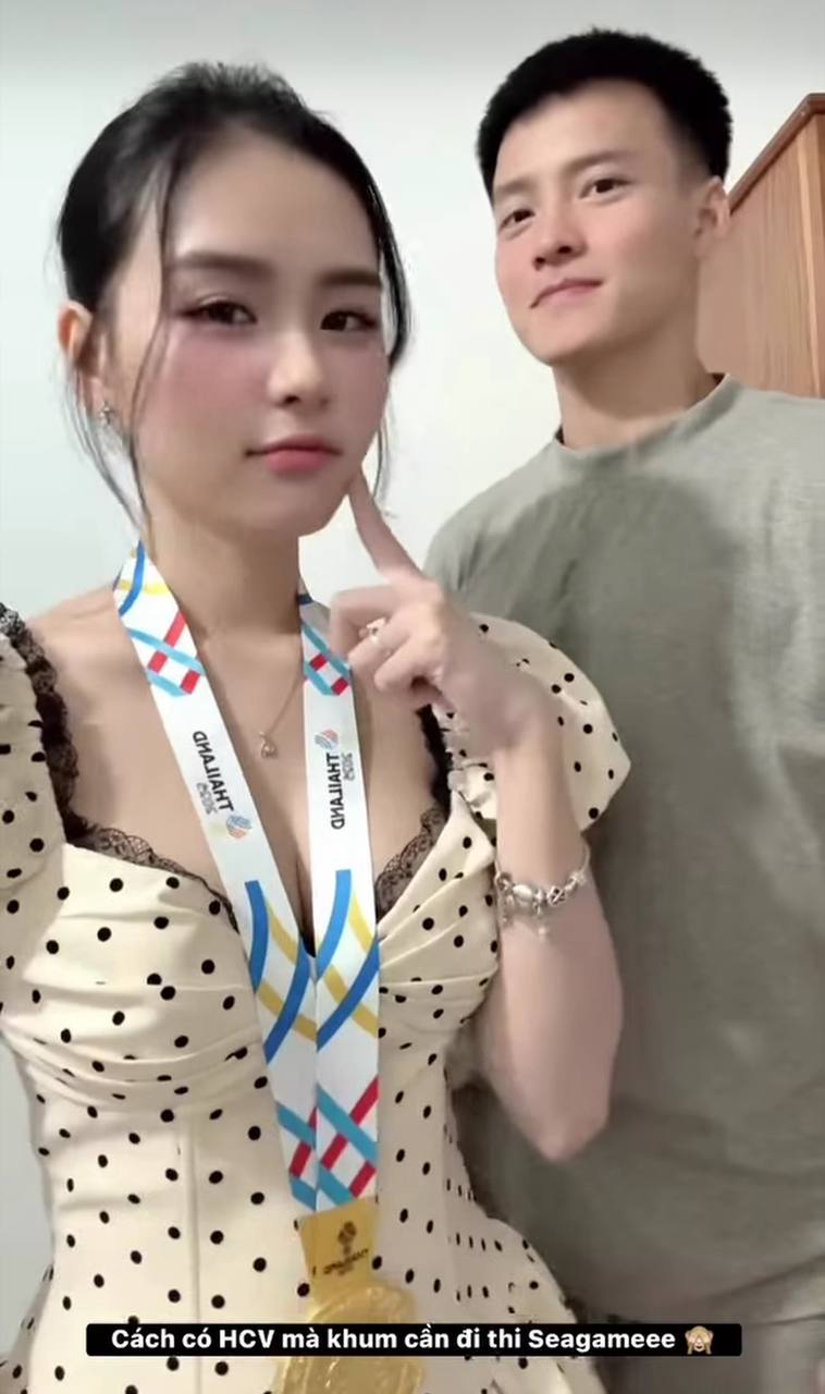 Những cô nàng "số hưởng" nhất, không cần đá SEA Games vẫn có HCV, vợ Thanh Nhàn có màn "flex" chất lừ - Ảnh 1.