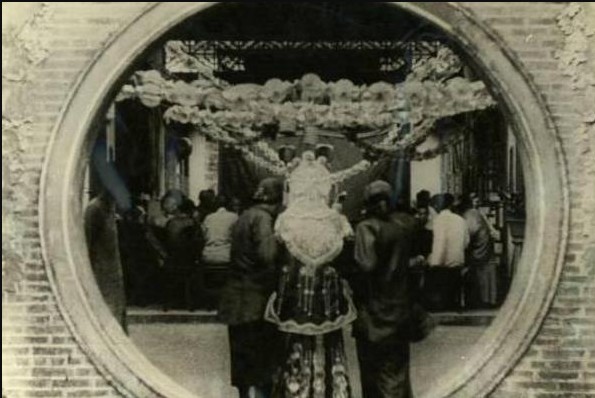 Năm 1904, chú rể 29 tuổi vén khăn voan tân nương rồi chết lặng: Gương mặt cô dâu phủ kín thứ này - Ảnh 2.