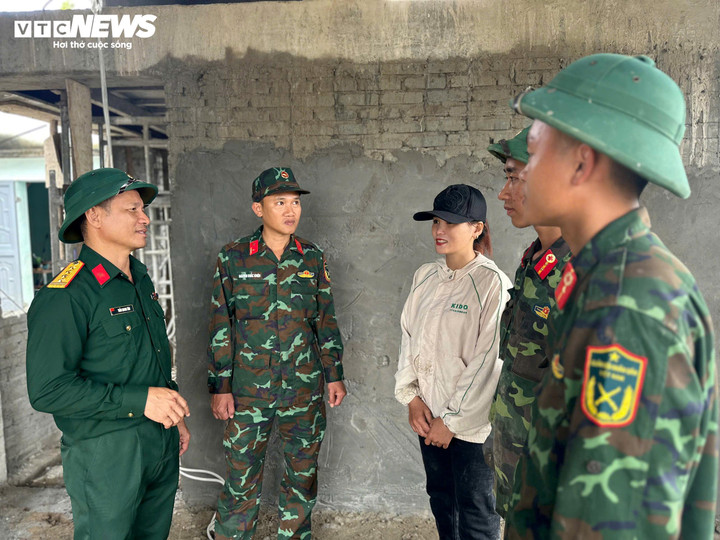 Thiếu tá Nguyễn Khắc Khiên bế em bé trên mái nhà giữa lũ dữ ở Đắk Lắk - Ảnh 2.