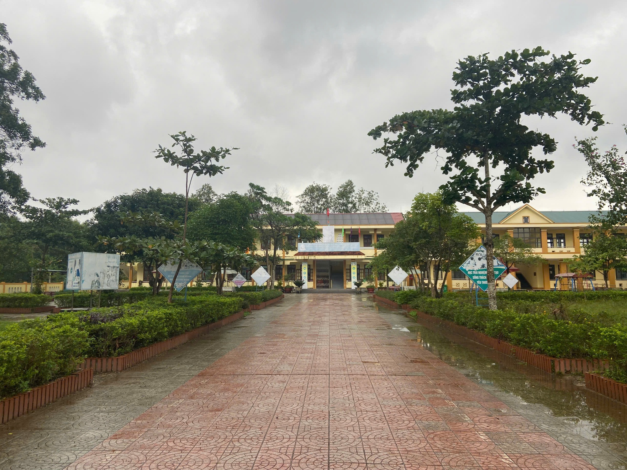 Ph&oacute; Hiệu trưởng Đỗ Thị Hồng Huế bị c&aacute;ch chức, địa phương đề xuất duy tr&igrave; bếp ăn b&aacute;n tr&uacute; - Ảnh 1.