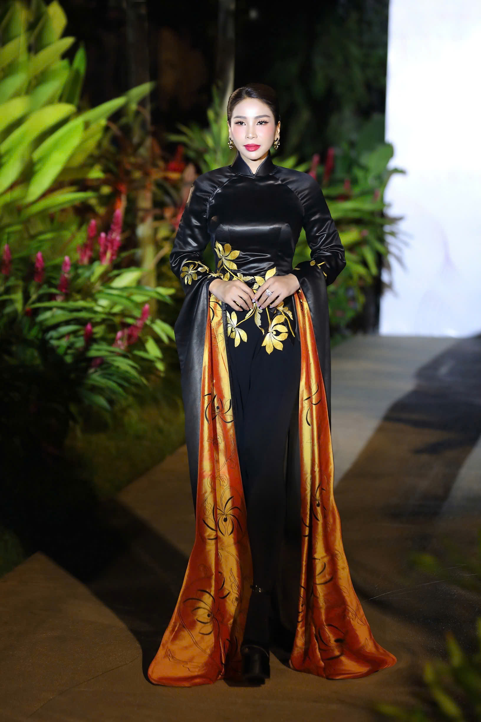 L&yacute; Hương tỏa s&aacute;ng tr&ecirc;n s&agrave;n diễn &aacute;o d&agrave;i, mẹ ruột v&agrave; con g&aacute;i theo s&aacute;t cổ vũ - Ảnh 3.