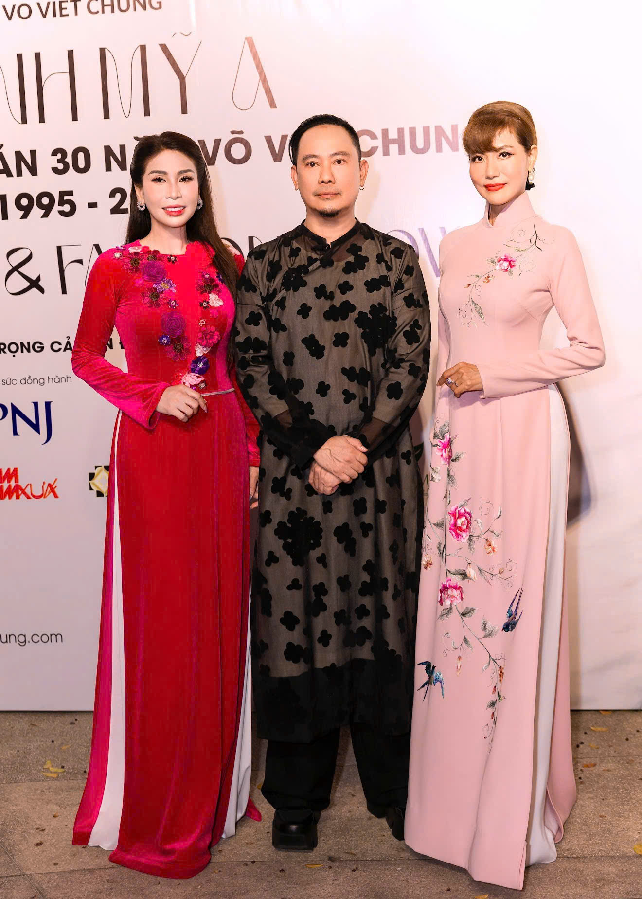 L&yacute; Hương tỏa s&aacute;ng tr&ecirc;n s&agrave;n diễn &aacute;o d&agrave;i, mẹ ruột v&agrave; con g&aacute;i theo s&aacute;t cổ vũ - Ảnh 6.