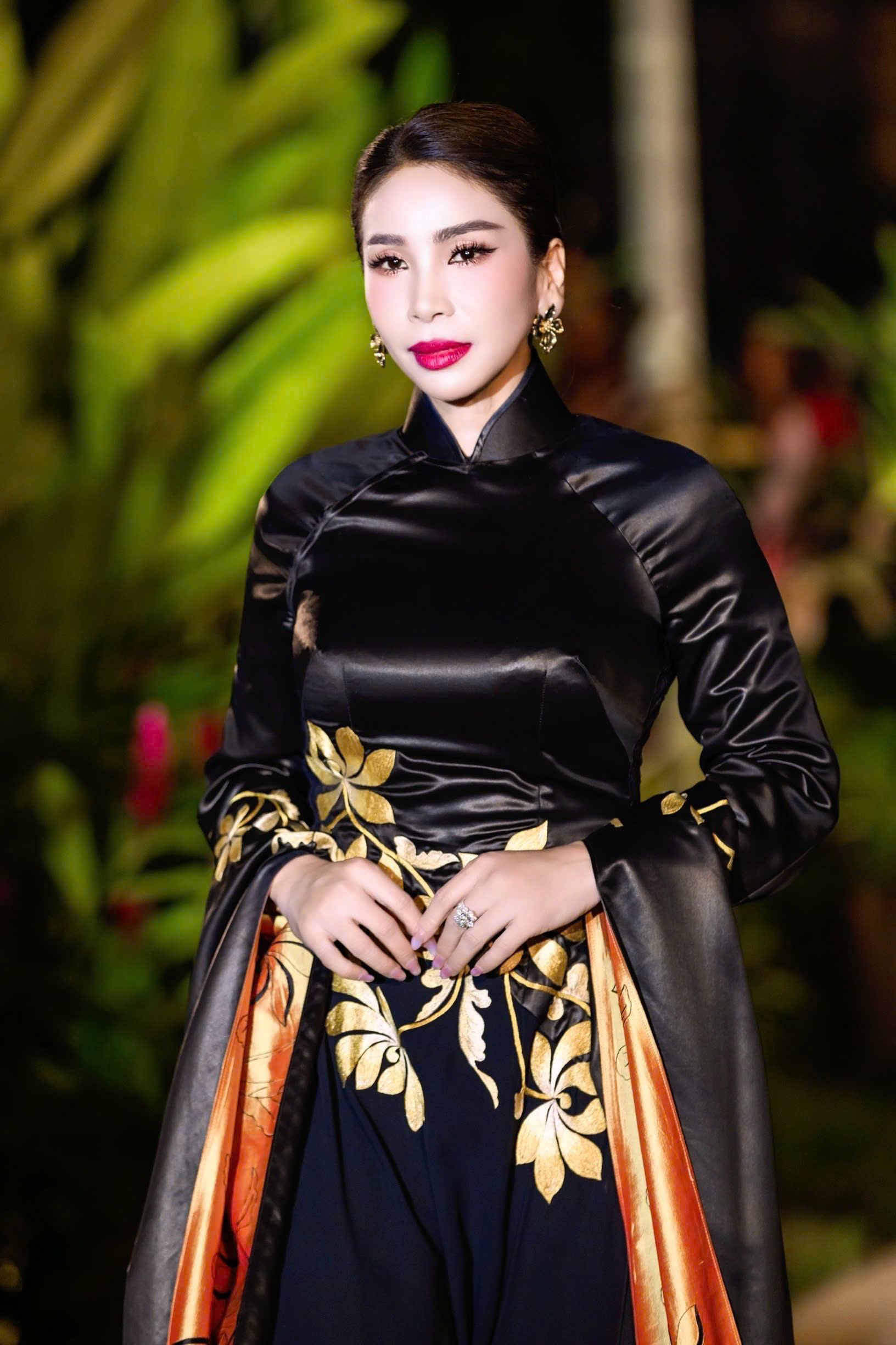 L&yacute; Hương tỏa s&aacute;ng tr&ecirc;n s&agrave;n diễn &aacute;o d&agrave;i, mẹ ruột v&agrave; con g&aacute;i theo s&aacute;t cổ vũ - Ảnh 4.