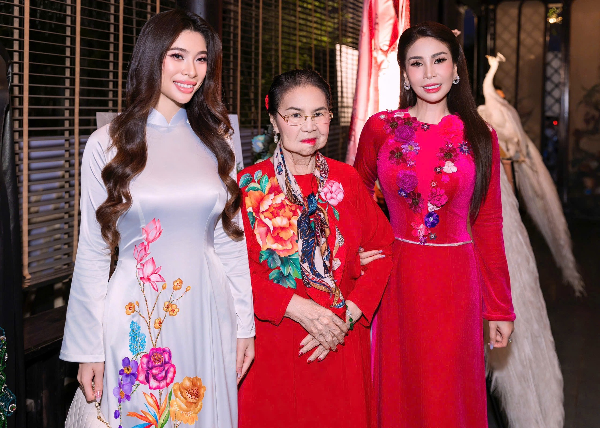 L&yacute; Hương tỏa s&aacute;ng tr&ecirc;n s&agrave;n diễn &aacute;o d&agrave;i, mẹ ruột v&agrave; con g&aacute;i theo s&aacute;t cổ vũ - Ảnh 5.