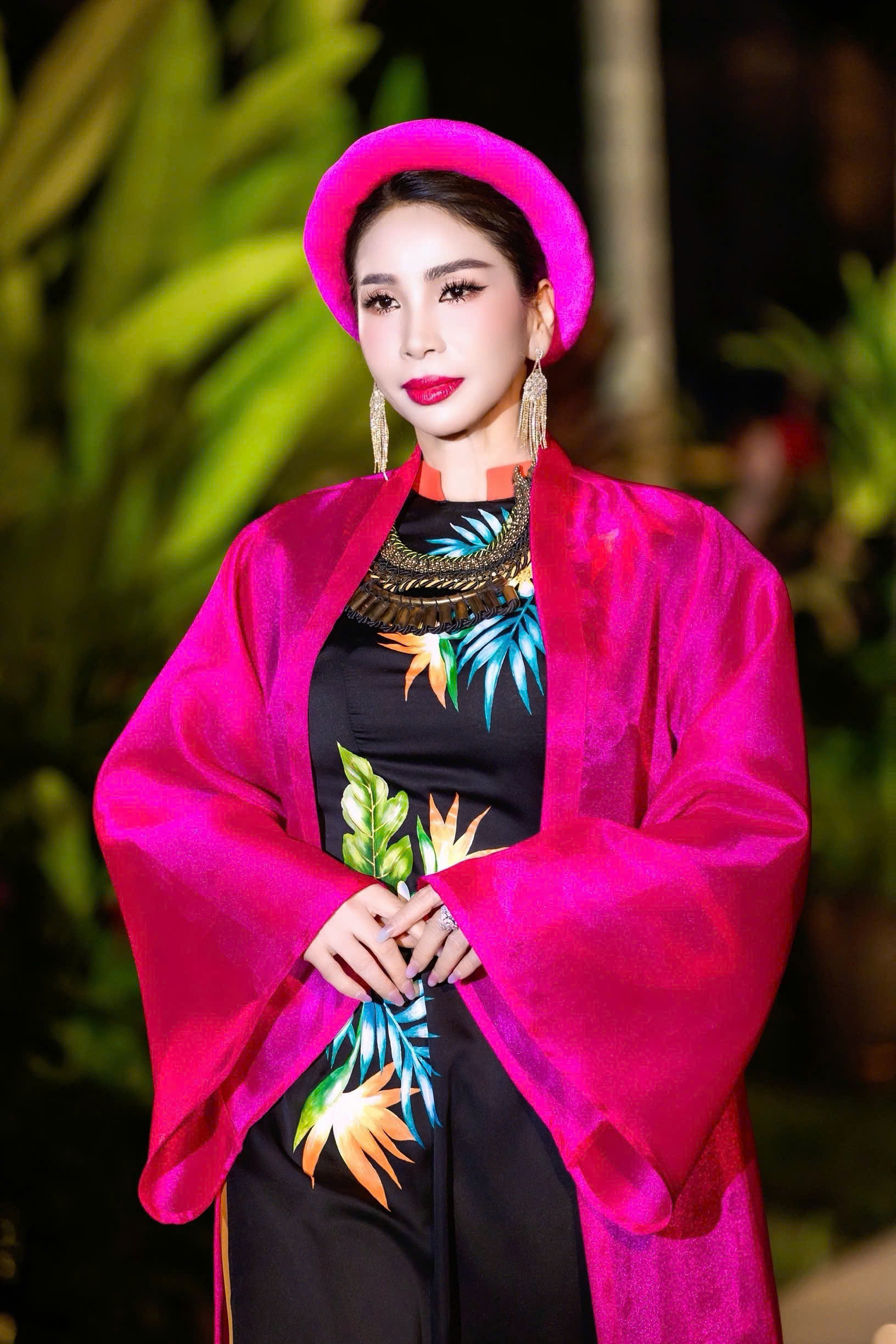 L&yacute; Hương tỏa s&aacute;ng tr&ecirc;n s&agrave;n diễn &aacute;o d&agrave;i, mẹ ruột v&agrave; con g&aacute;i theo s&aacute;t cổ vũ - Ảnh 2.