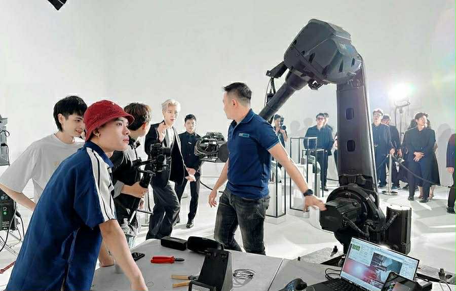 M&agrave;n tr&igrave;nh diễn chưa từng c&oacute; của đạo diễn Phạm Vĩnh Khương v&agrave; một ảo thuật gia lập kỷ lục Guinness- Ảnh 1.