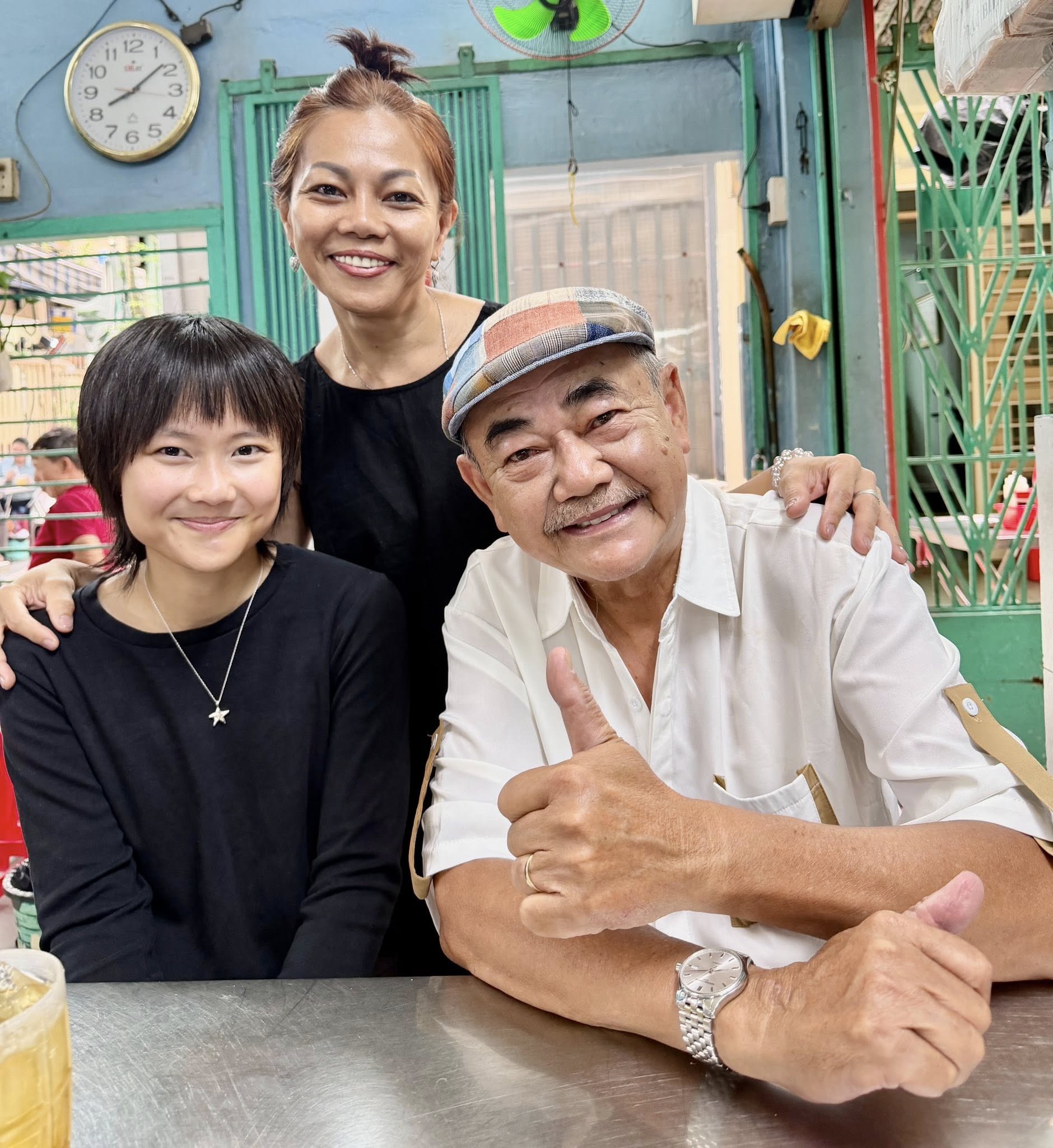 Diễn vi&ecirc;n Việt Anh c&ugrave;ng bạn g&aacute;i mới k&eacute;m 30 tuổi gặp lại vợ cũ, khoảnh khắc check-in l&agrave;m r&otilde; mối quan hệ- Ảnh 1.