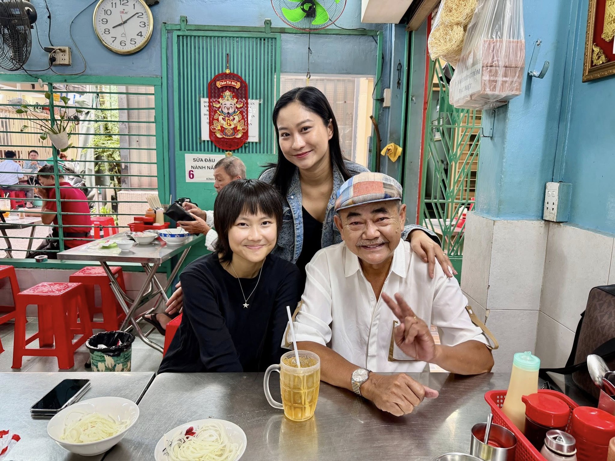 Diễn vi&ecirc;n Việt Anh c&ugrave;ng bạn g&aacute;i mới k&eacute;m 30 tuổi gặp lại vợ cũ, khoảnh khắc check-in l&agrave;m r&otilde; mối quan hệ- Ảnh 3.