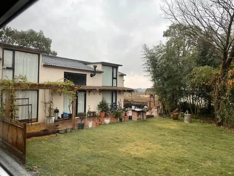 Shipper mở tiệc t&acirc;n gia mời cả c&ocirc;ng ty, đến nơi tất cả chết lặng- Ảnh 1.