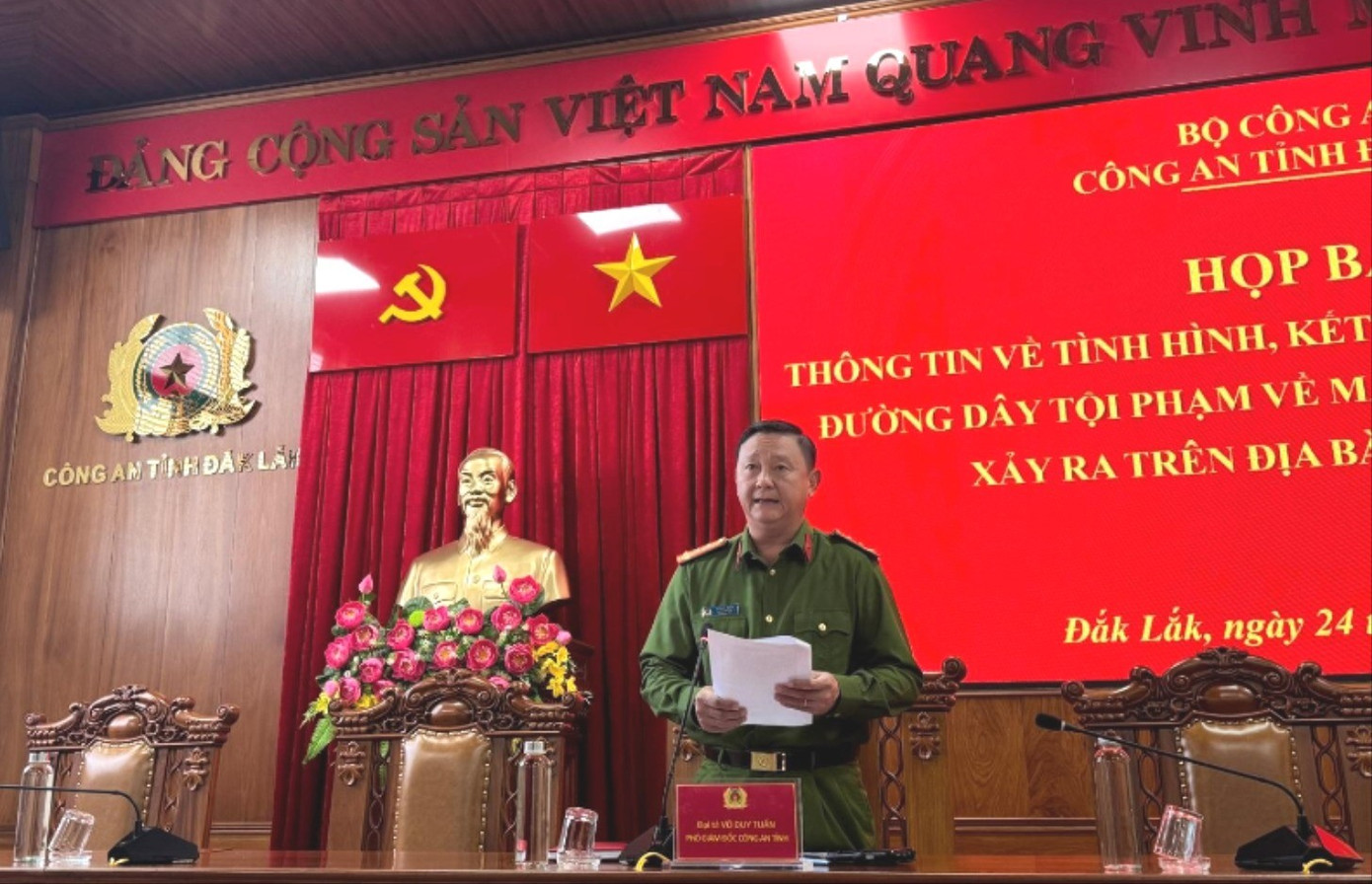 C&ocirc;ng an Đắk Lắk d&ugrave;ng m&aacute;y x&uacute;c t&igrave;m ma t&uacute;y ch&ocirc;n dưới l&ograve;ng đất - Ảnh 1.