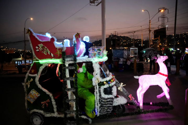 Cả thế giới đ&oacute;n Gi&aacute;ng sinh ấm &aacute;p: Khoảnh khắc đẹp từ Mỹ đến Ukraine - Ảnh 5.