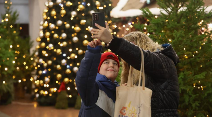 Cả thế giới đ&oacute;n Gi&aacute;ng sinh ấm &aacute;p: Khoảnh khắc đẹp từ Mỹ đến Ukraine - Ảnh 4.