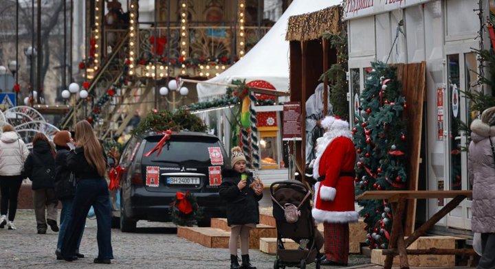 Cả thế giới đ&oacute;n Gi&aacute;ng sinh ấm &aacute;p: Khoảnh khắc đẹp từ Mỹ đến Ukraine - Ảnh 3.